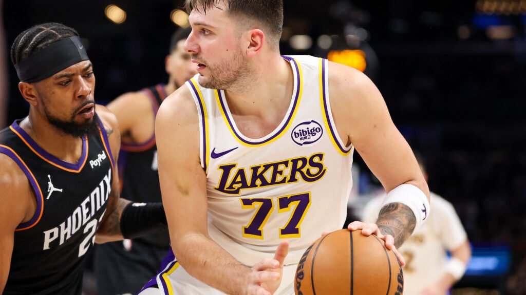 Los Hawks vencen a los Sixers; LeBron y Doncic lideran a los Lakers ...