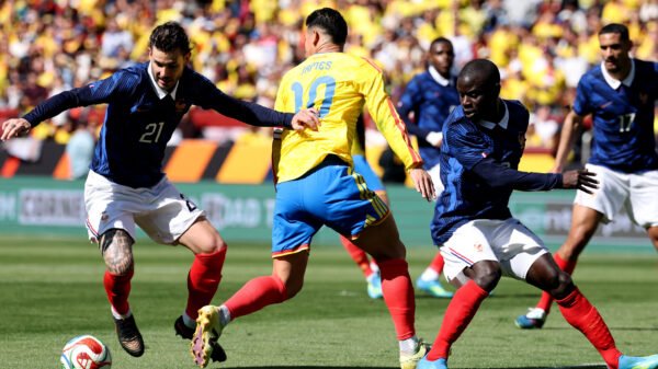 James Rodríguez pierde el balón ante Francia