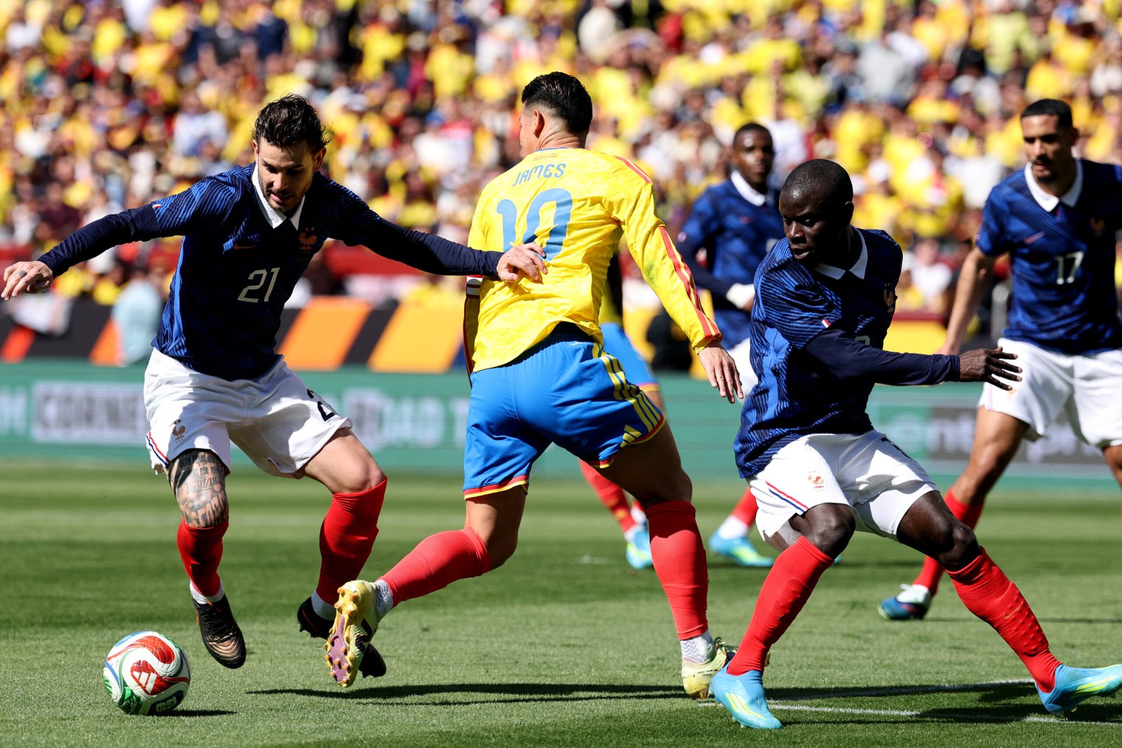 James Rodríguez pierde el balón ante Francia